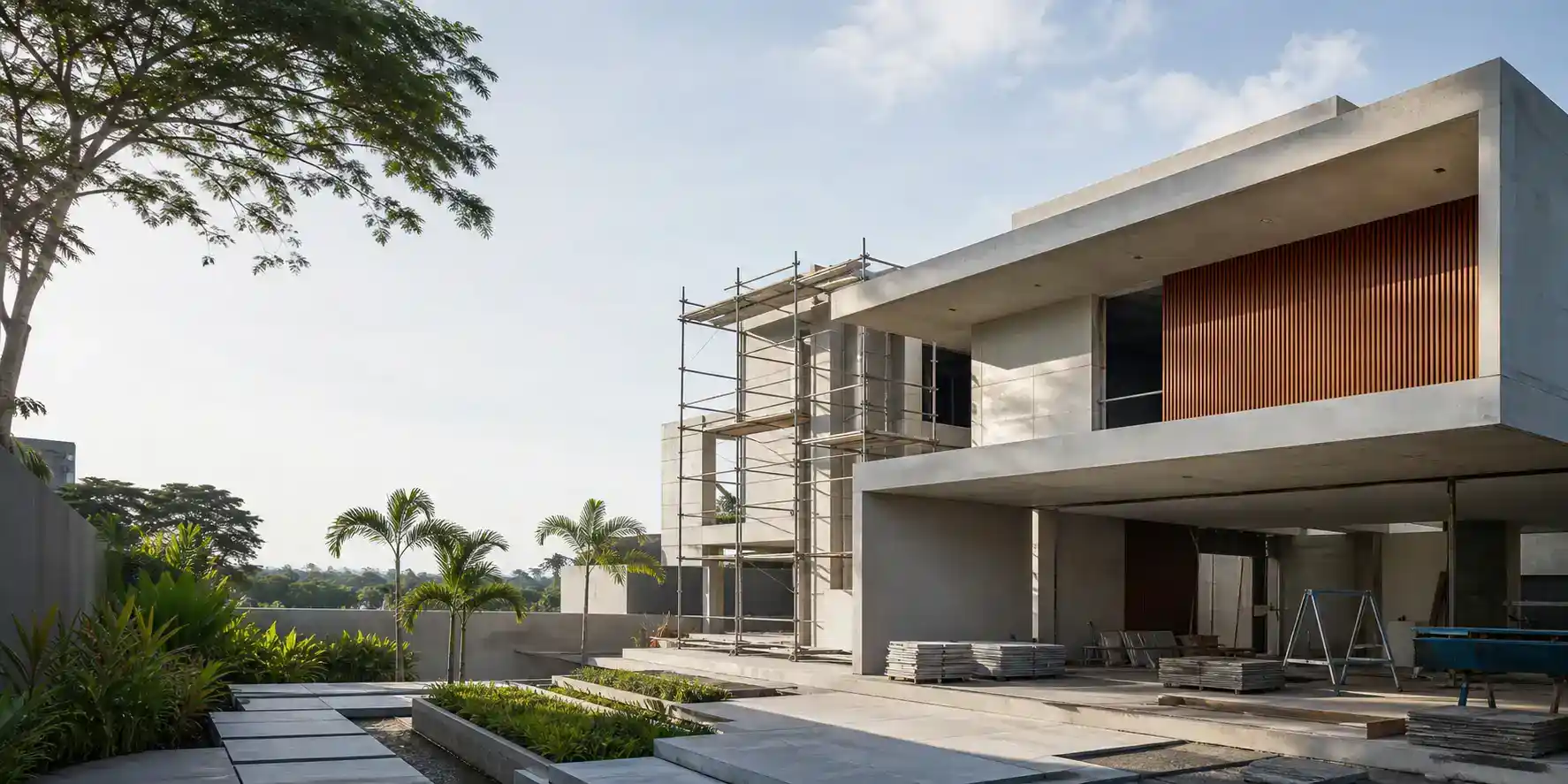 Casa contemporânea em construção em ambiente tropical